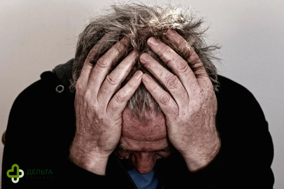 Мужчина держится за голову